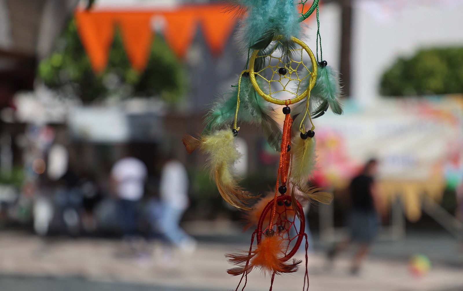 El mercadillo hippie de la Fiesta de la Primavera de La Línea, en imágenes