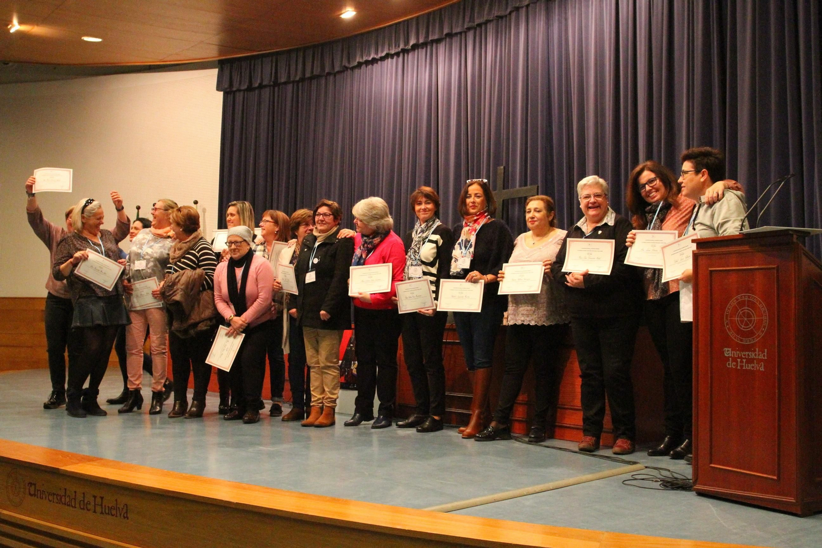 Algunas de las mujeres que han participado en el encuentro tras recoger su correspondiente diploma.