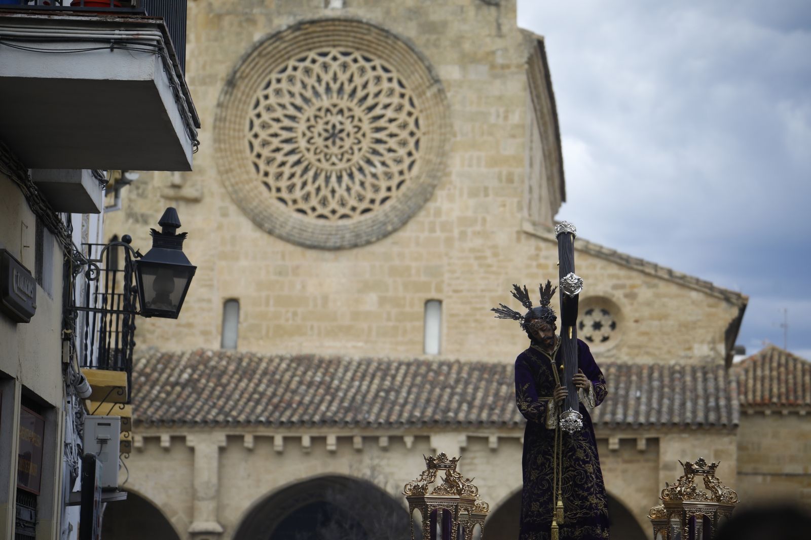 El vía crucis de las hermandades de Córdoba con el Señor del Calvario, en imágenes
