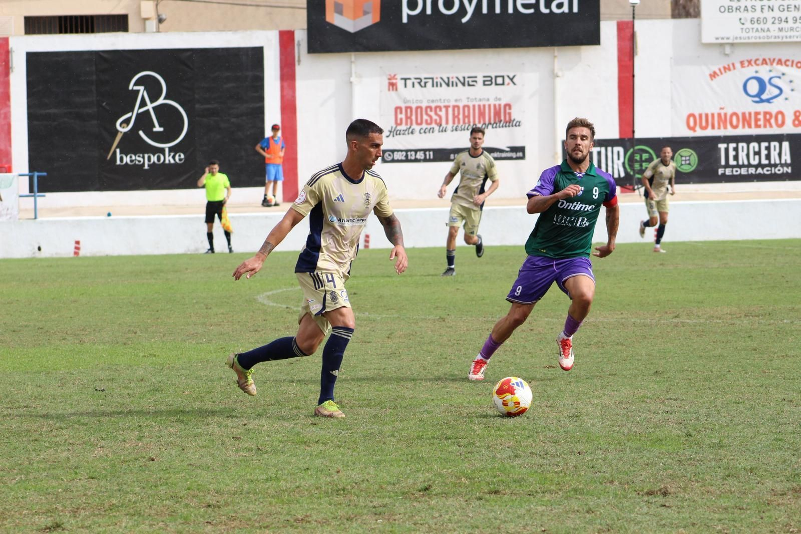 Bonaque, con el balón, bajo la mirada de Francis Ferrón.
