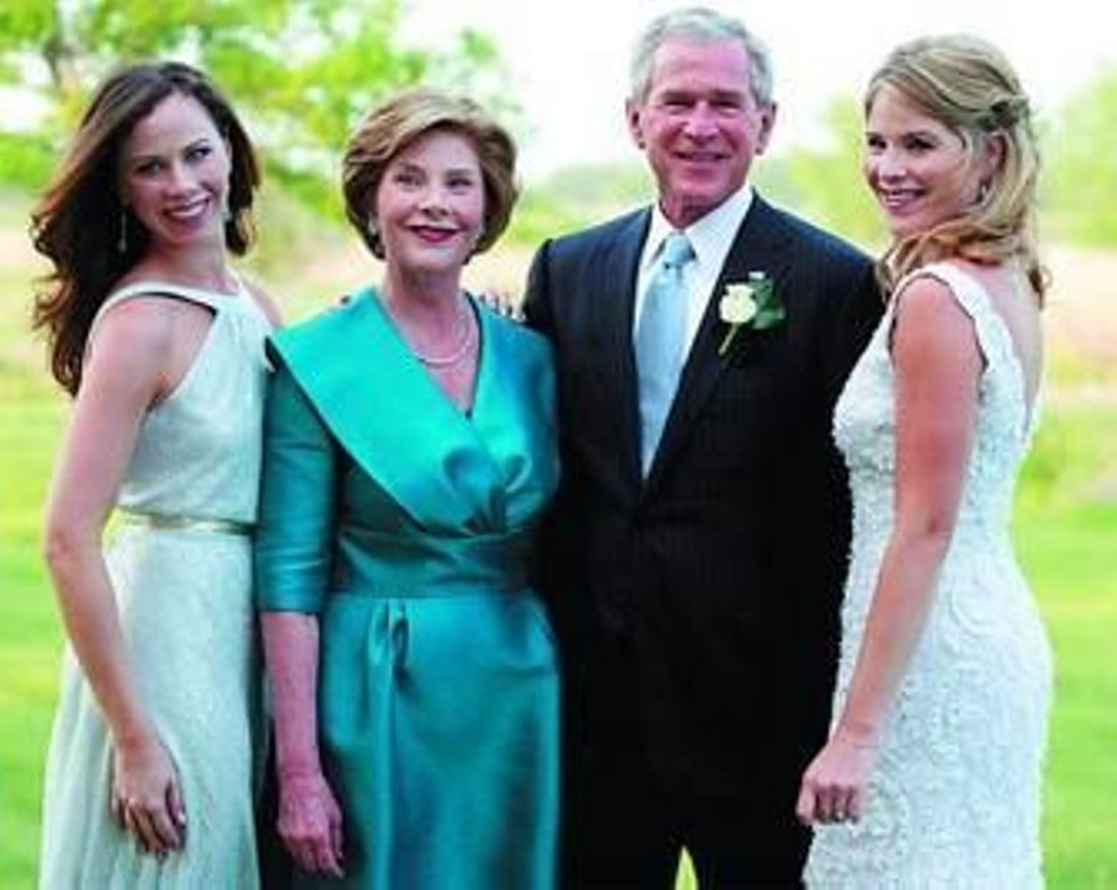 Bush y la ex de Sarkozy de boda con sus respectivos hijos