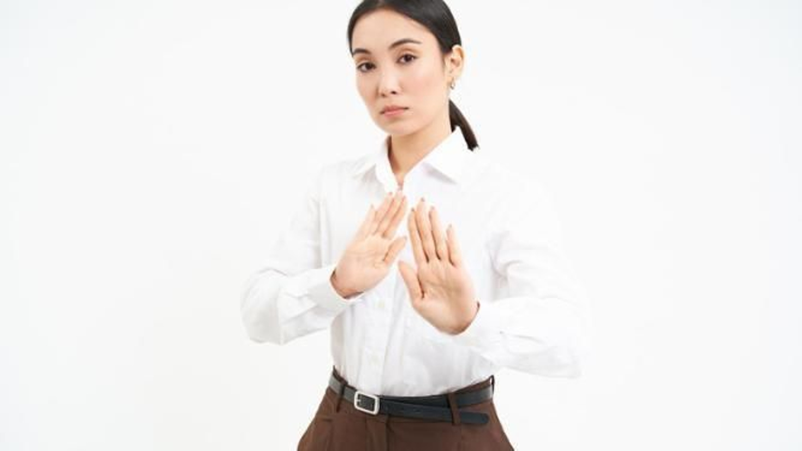 Mujer poniendo distancia.