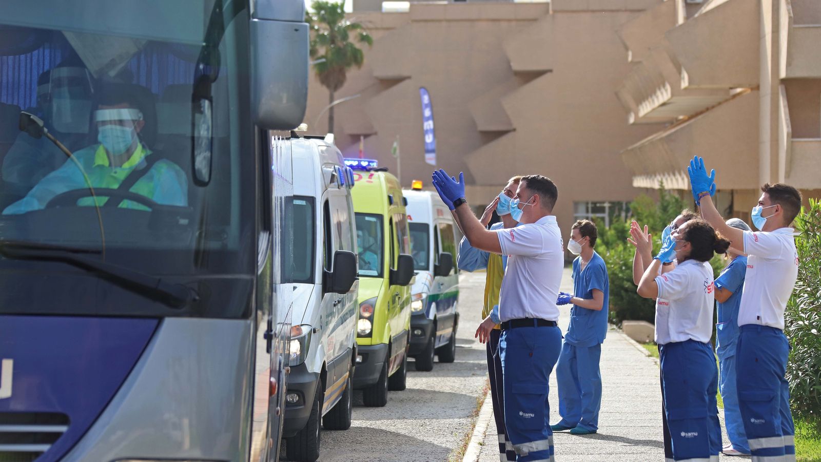 Personal de la residencia del Burgo despide con aplausos a los ancianos de Alcalá del Valle