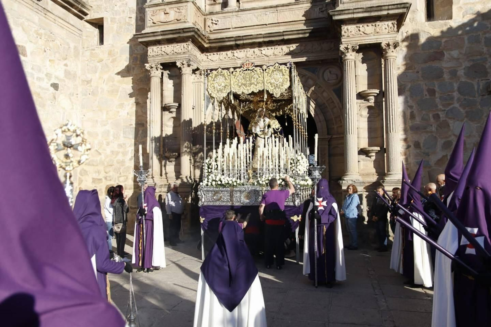 Viernes Santo en Hinojosa del Duque: la procesión de Nuestro Padre Jesús con la Cruz a cuestas en imágenes Viernes Santo en Hinojosa del Duque: la procesión de Nuestro Padre Jesús con la Cruz a cuestas en imágenes