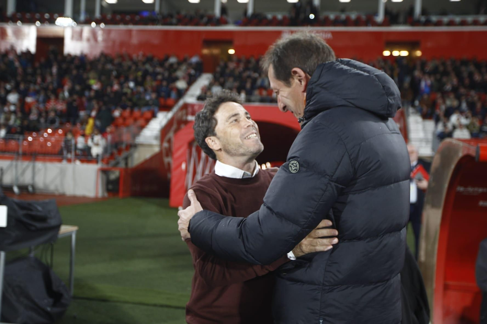 Rubi y Luis Miguel Ramis se saludan antes del comienzo del encuentro entre rojiblancos y burgaleses.