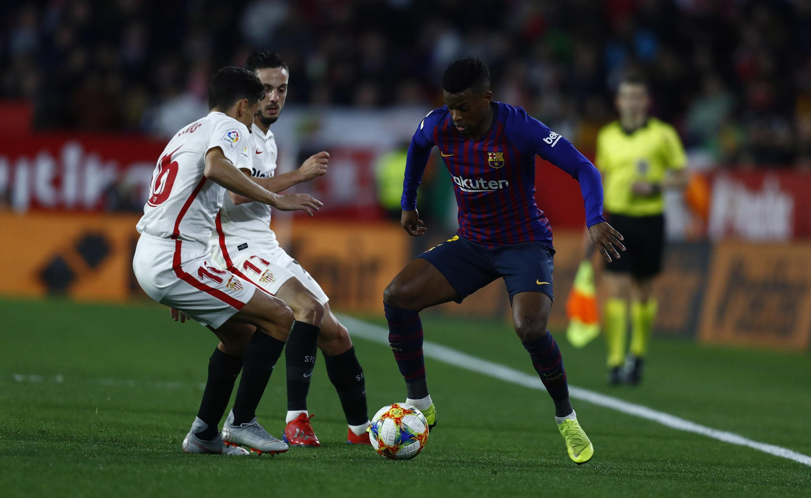 Jesús Navas y Sarabia presionan a Semedo.