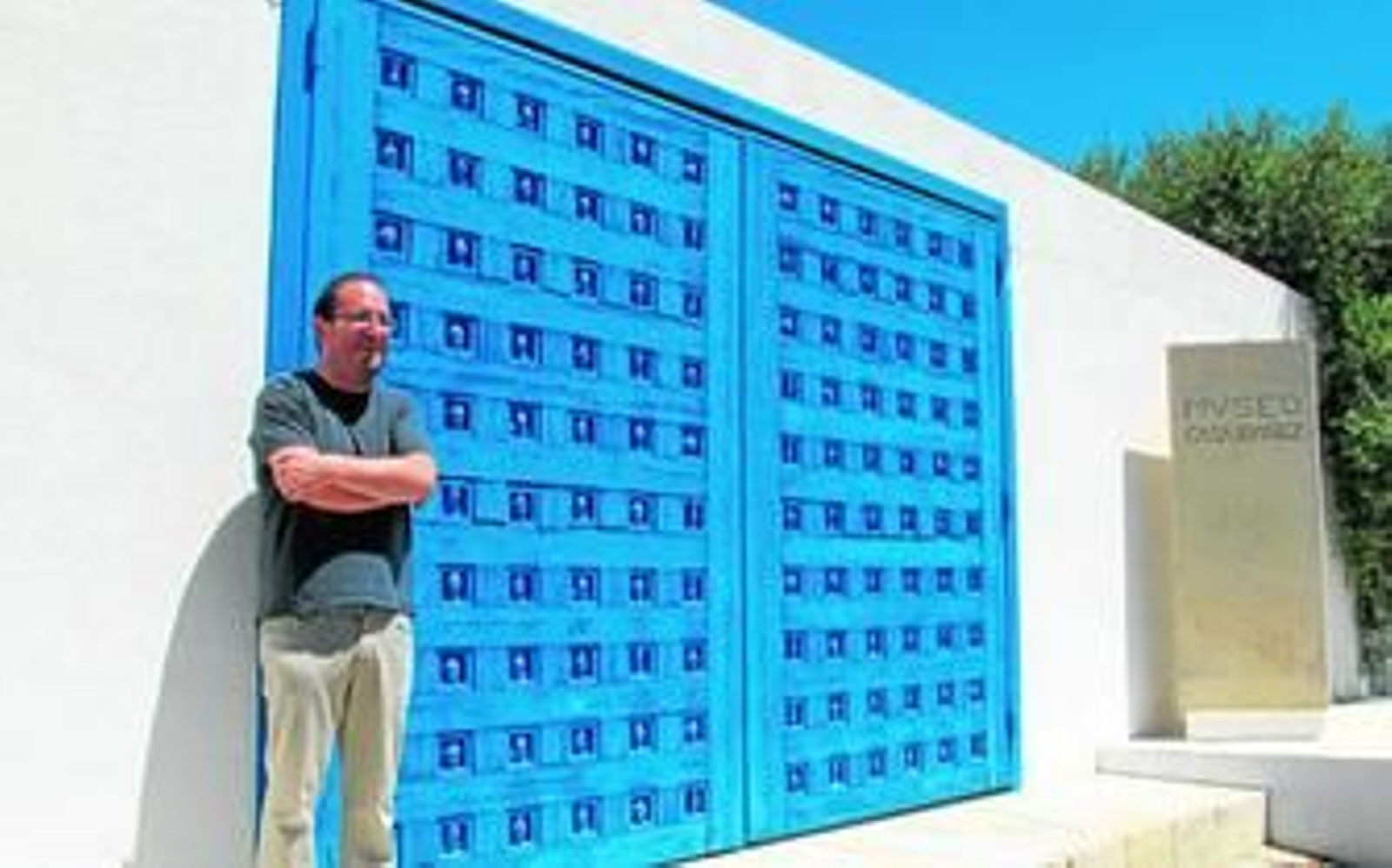 Andrés García Ibáñez ante la puerta de 'Los putrefactos'.