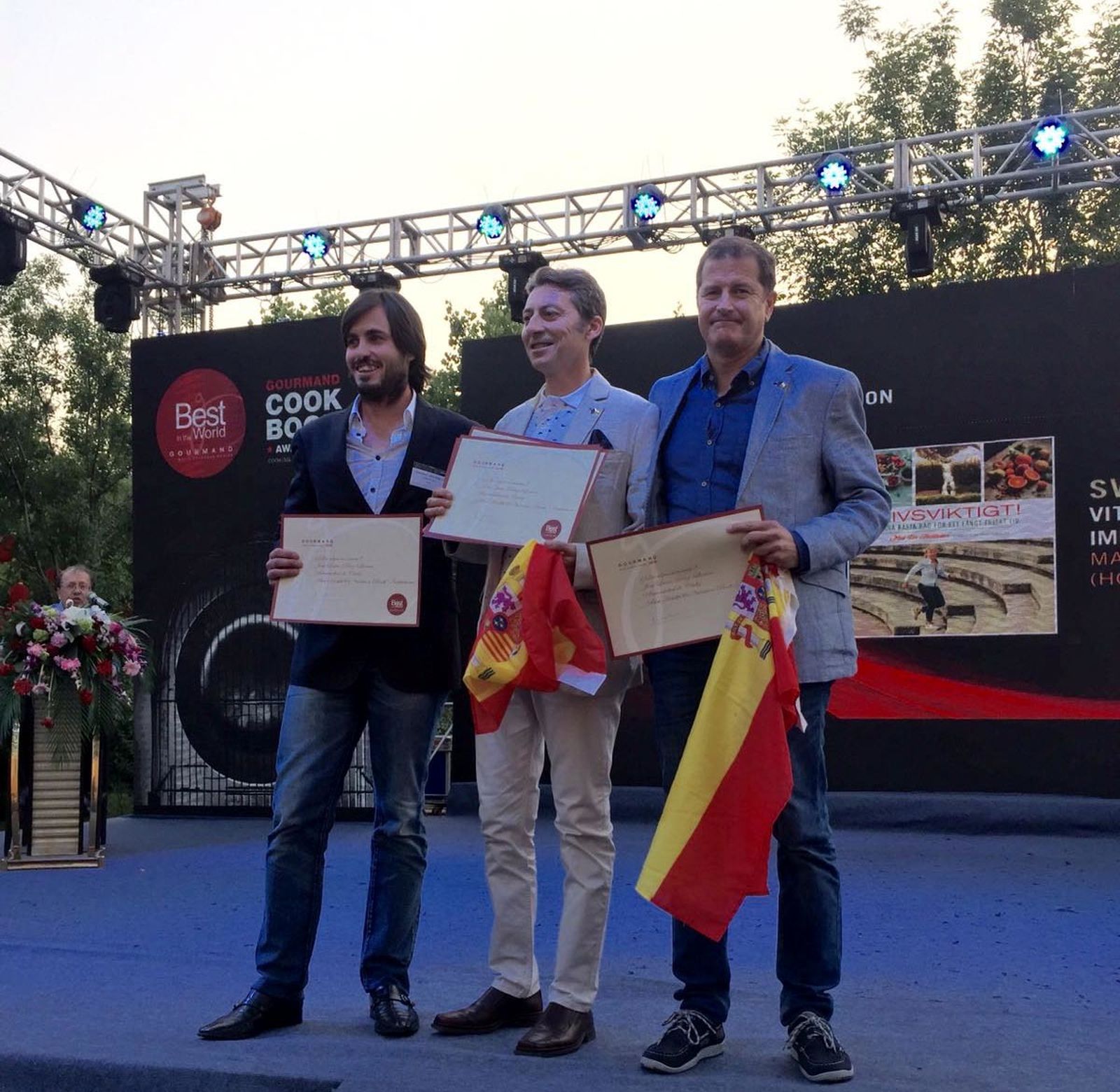 Autores en la entrega del premio en China