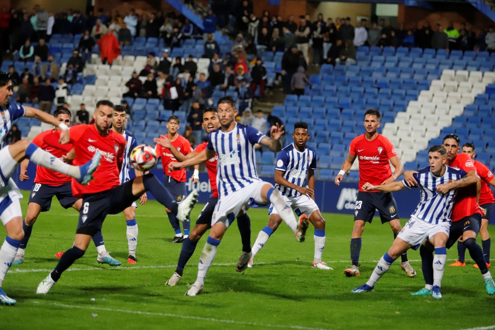 Caye Quintana intenta rematar un centro en el último partido ante el San Fernando.