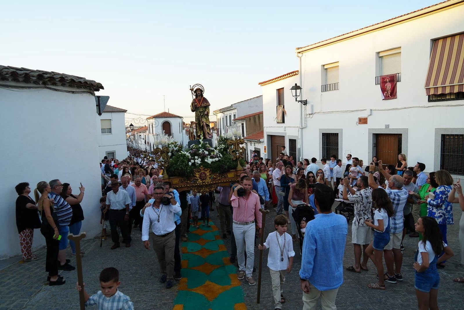 La procesión de San Roque en Dos Torres sobre las alfombras de sal, en imágenes