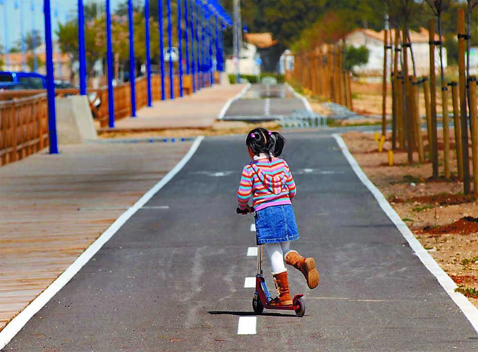 Carril bici junto al sendero peatonal de madera que lleva al poblado de Sancti Petri.
