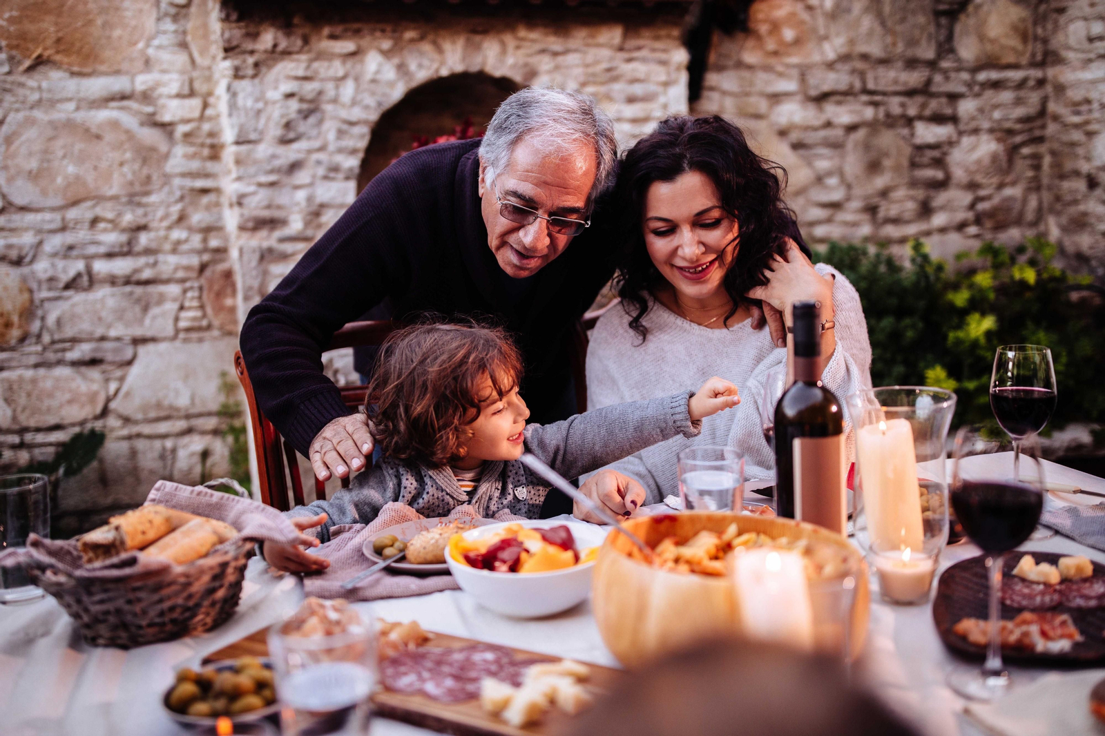 Familia disfrutando en torno a la mesa.