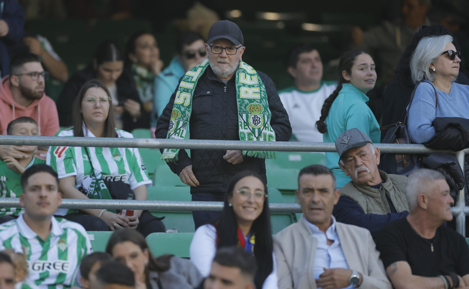 Búscate en las fotos del Betis - Barcelona