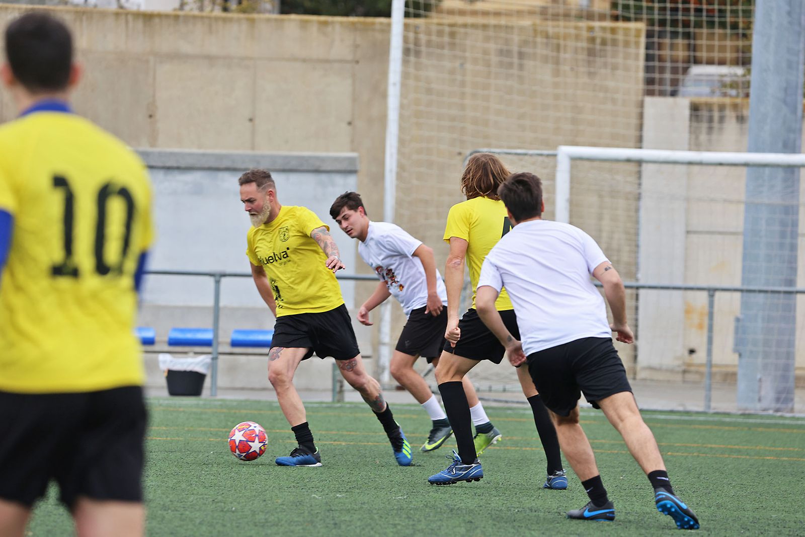 Periodistas y políticos disputan su tradicional partido navideño de fútbol