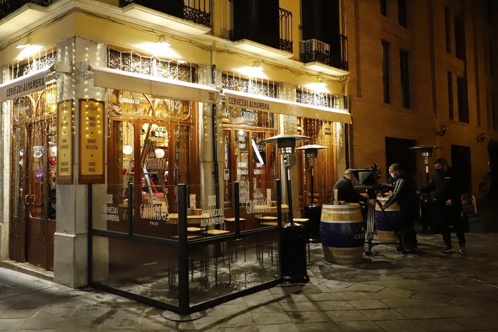 Así ha grabado Juanma Moreno su discurso de fin de año en una taberna de Granada