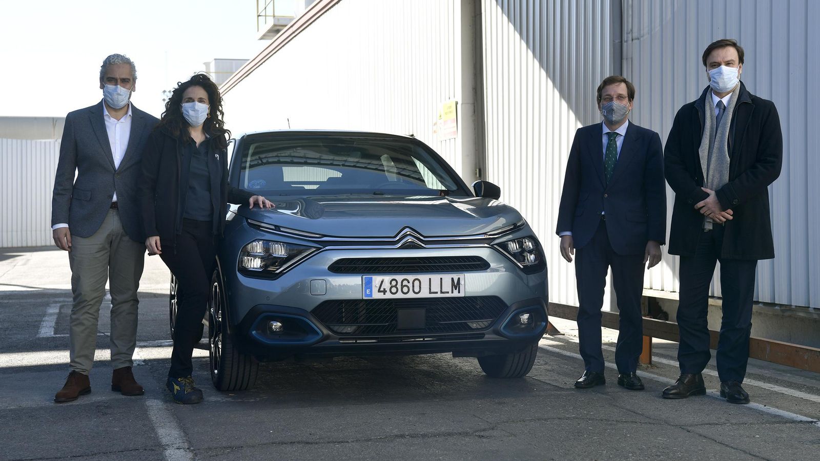 De la planta de Madrid salen los Citroën C4, siendo uno de cada cinco de los vehículos ensamblados ya una versión eléctrica. En la imagen, y de izquierda a derecha, el director de comunicación de Stellantis en España,  José Antonio León Capitán; la directora de la factoría de Madrid,  Susana Remacha; el alcalde de Madrid, José Luis Martínez-Almeida; y el director de Citroën España, Nuno Marques.