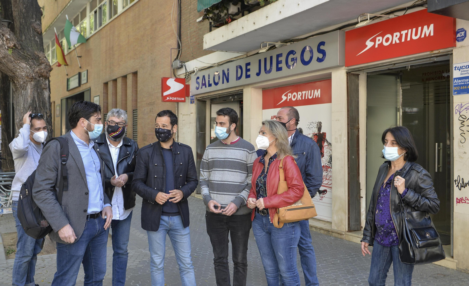 Acto de IU, PCE y Juventud Comunista ante un salón de juego situado justo al lado del IES Triana.