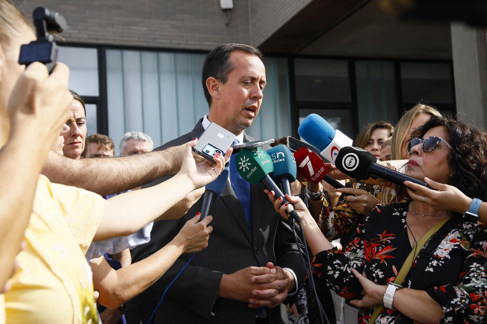 Las imágenes de la concentracion por el asesinato de Maria Nieves GP en la residencia del Zapillo en Almería