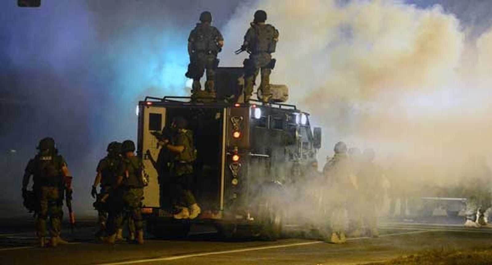 Dura noche de disturbios en Ferguson pese al despliegue de seguridad