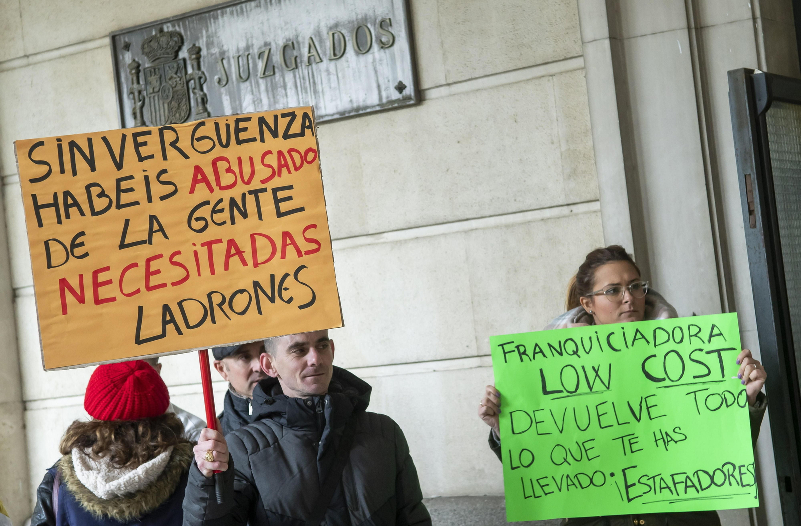 Varios franquiciados de peluquerías Low Cost se concentraron a las puertas de los juzgados de Sevilla.