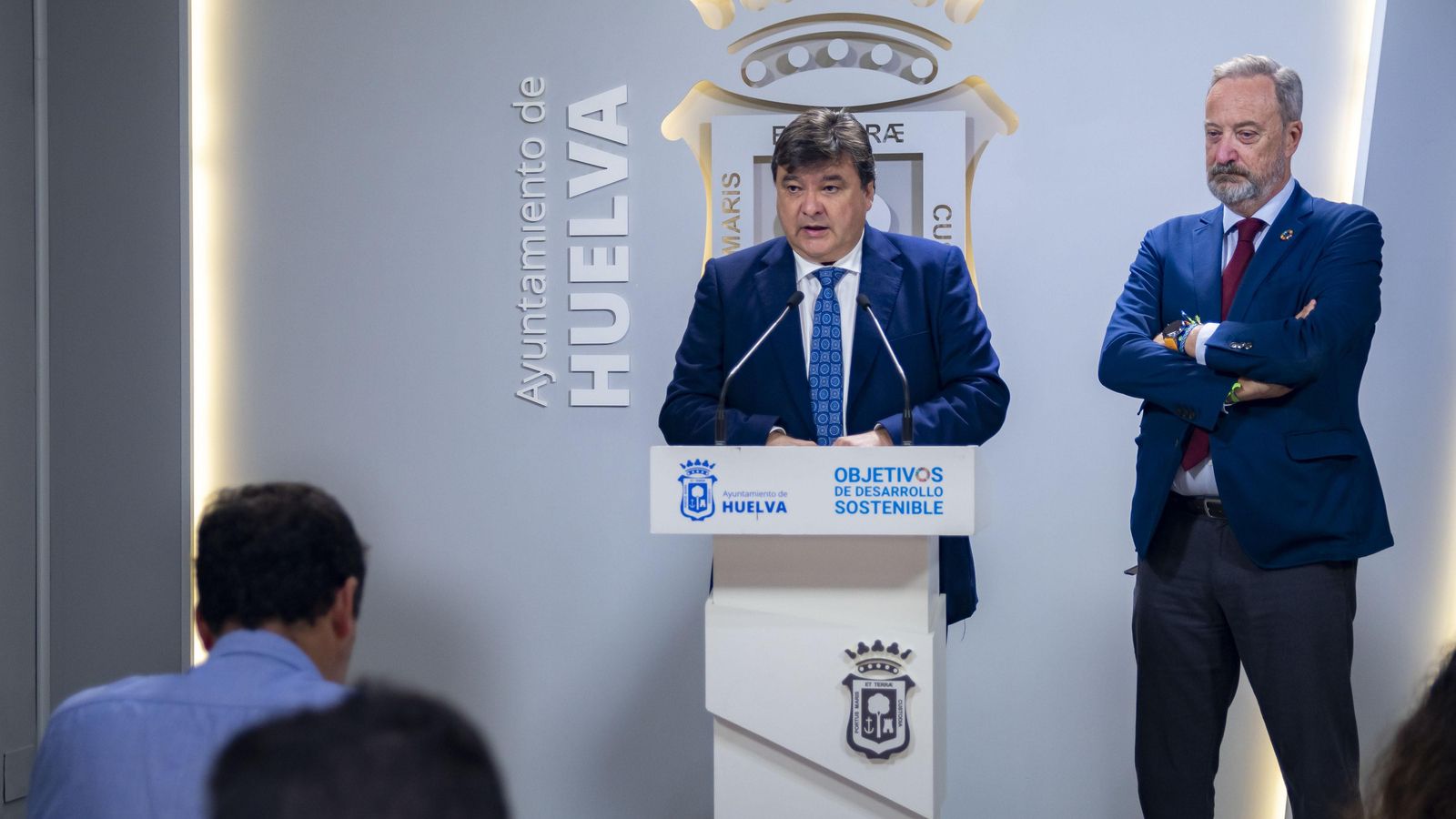 Gabriel Cruz y Manuel Gómez explican el desarrollo de los trabajos en el centro urbano.