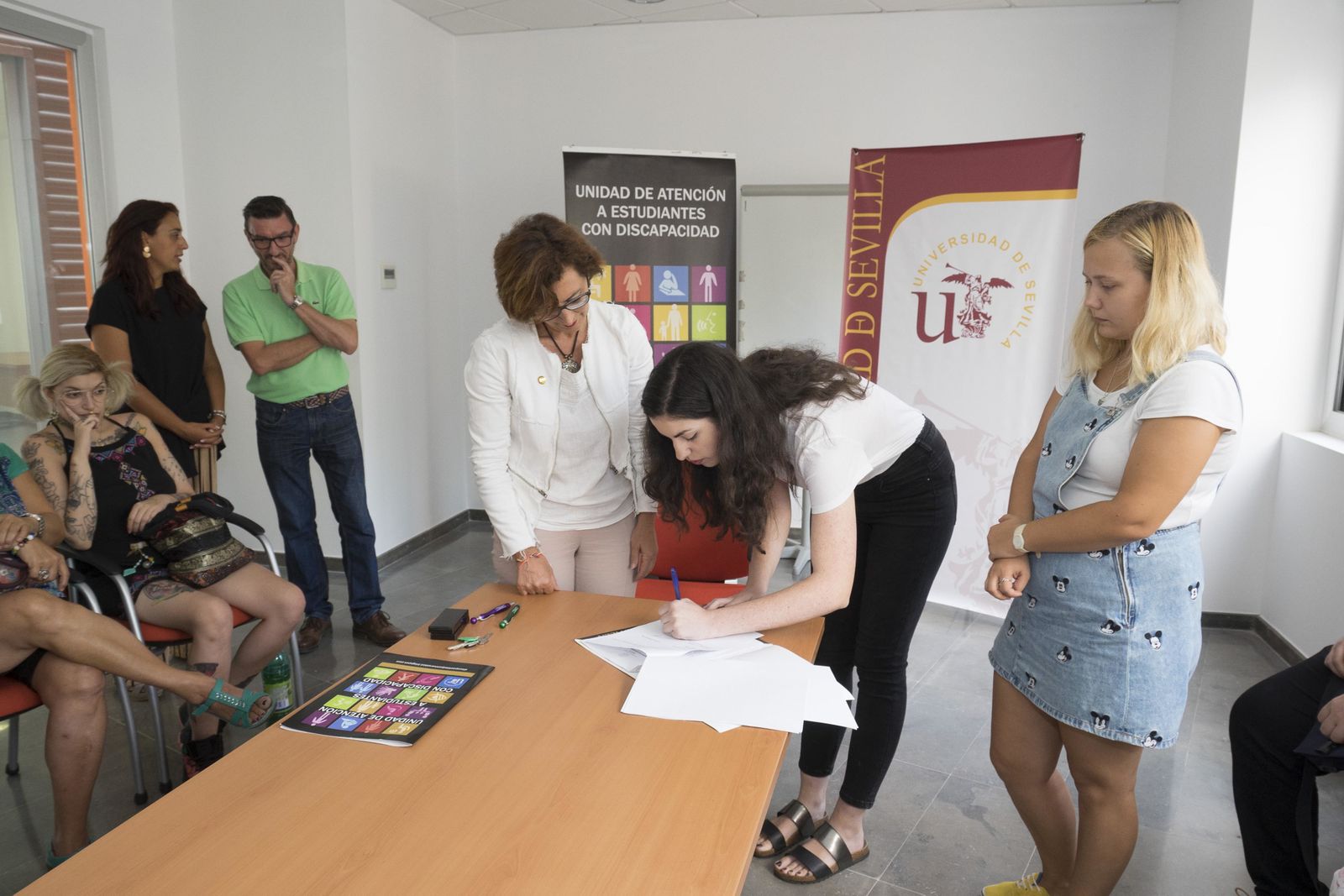 Estudiantes que convivirán con los beneficiarios recogen sus llaves.