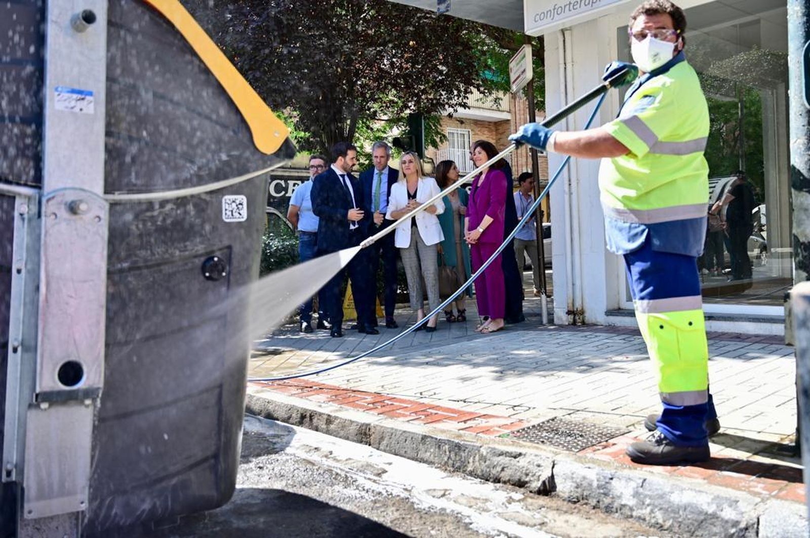 Granada cerrará julio con la desinfección de todos los contenedores de la ciudad