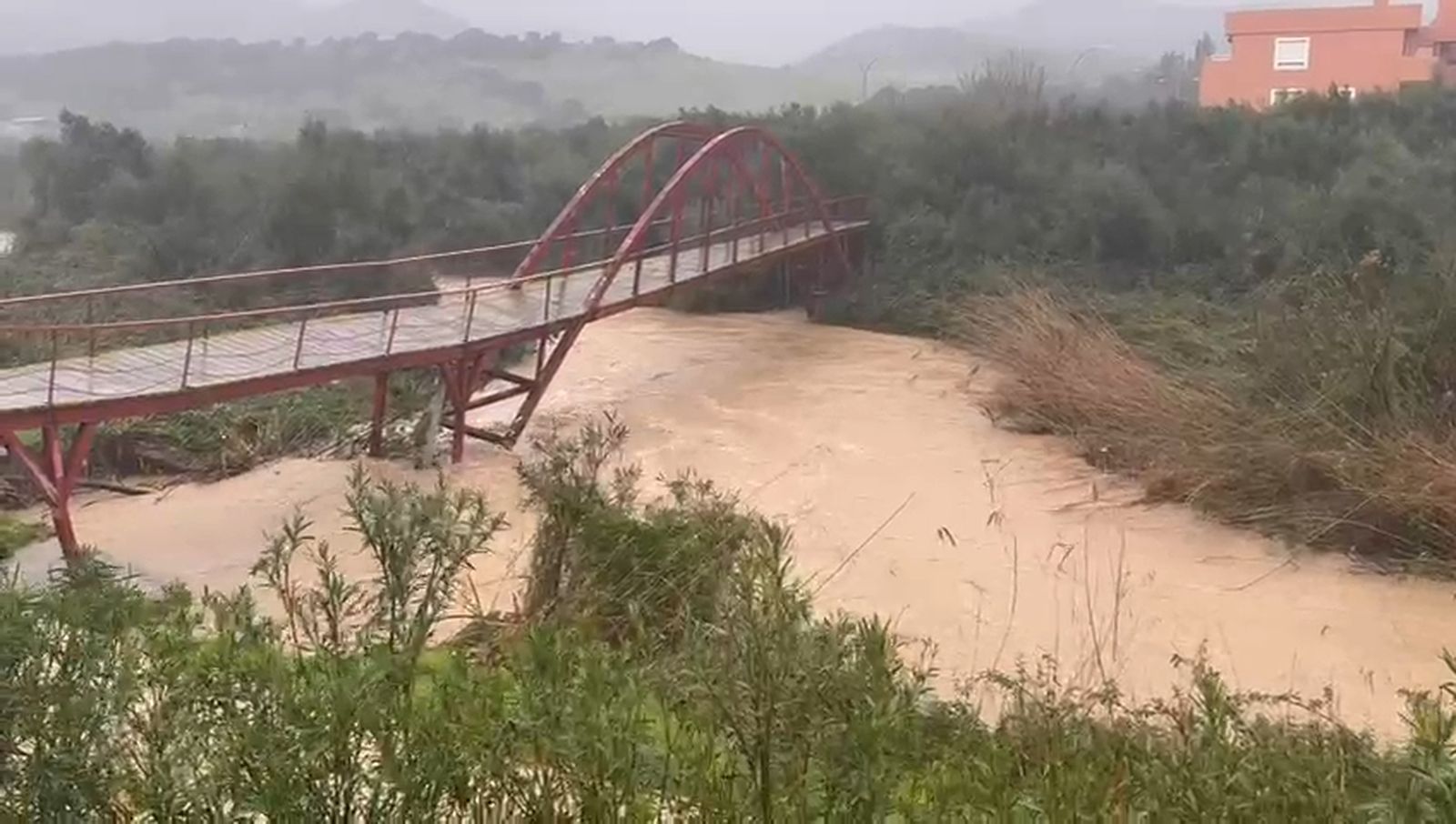 El puente del río Pícaro en Algeciras se desmorona ante la furia de la borrasca Leonardo