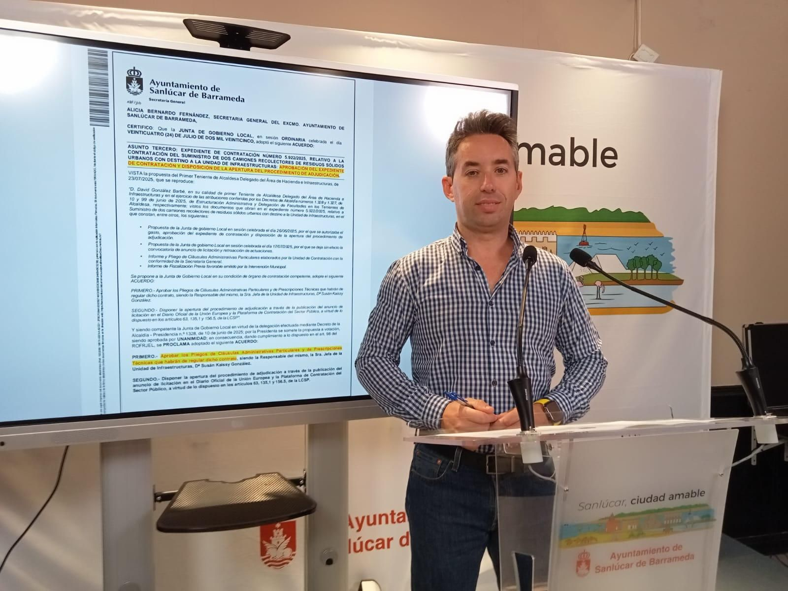 David González muestra la aprobación del expediente de contratación de dos camiones para el servicio de limpieza.