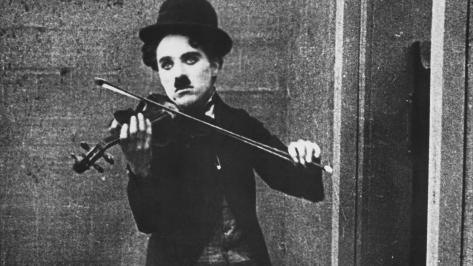 Charlot, violinista zurdo. Charlot, violinista zurdo.