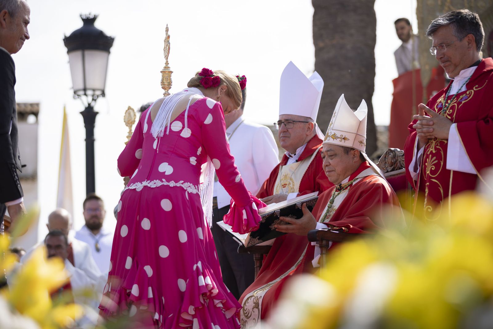 El Rocio 2023: Imágenes de la misa Pontifical del Domingo de Pentecostés