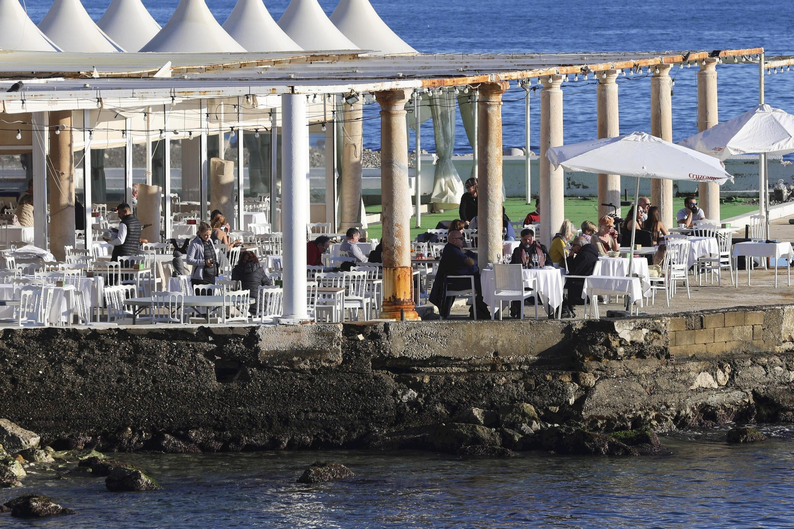 Clientes en la terraza del Balneario la pasada semana. Clientes en la terraza del Balneario la pasada semana.