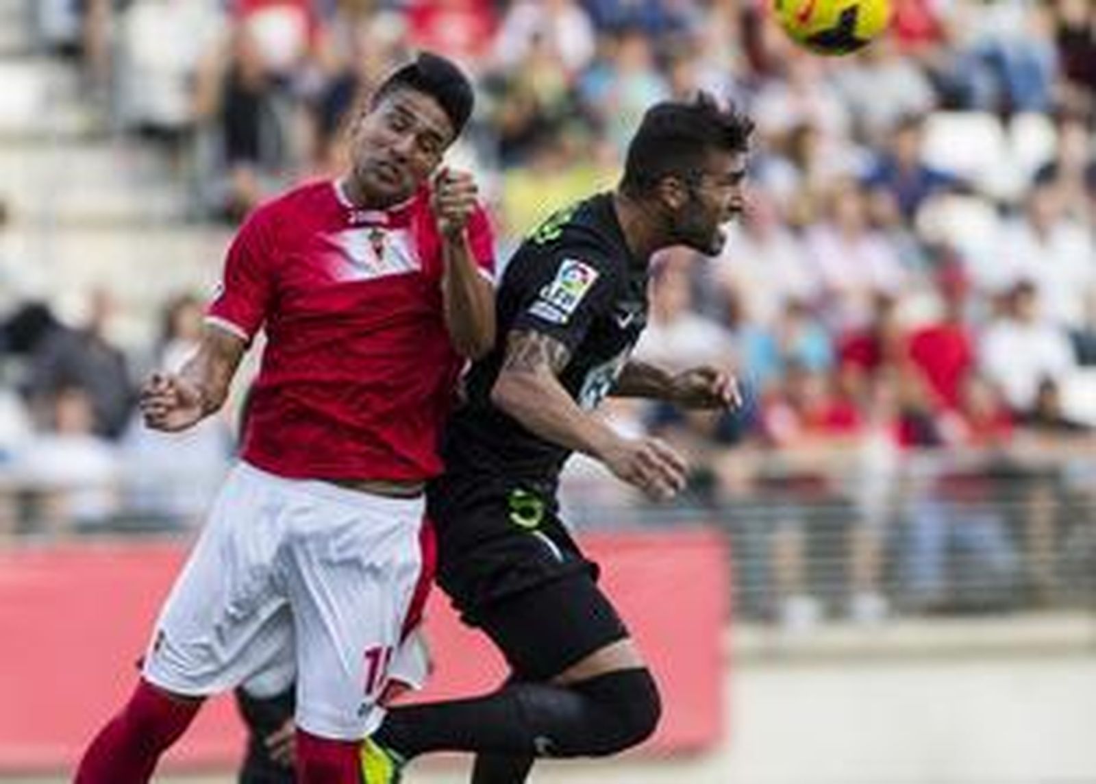 El Almería firma al central argentino Mauro dos Santos