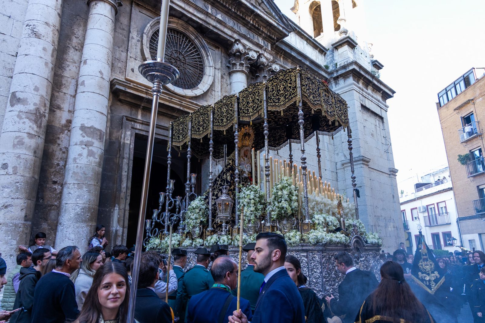 La tarde del Jueves Santo llena de cruces y capirotes el centro