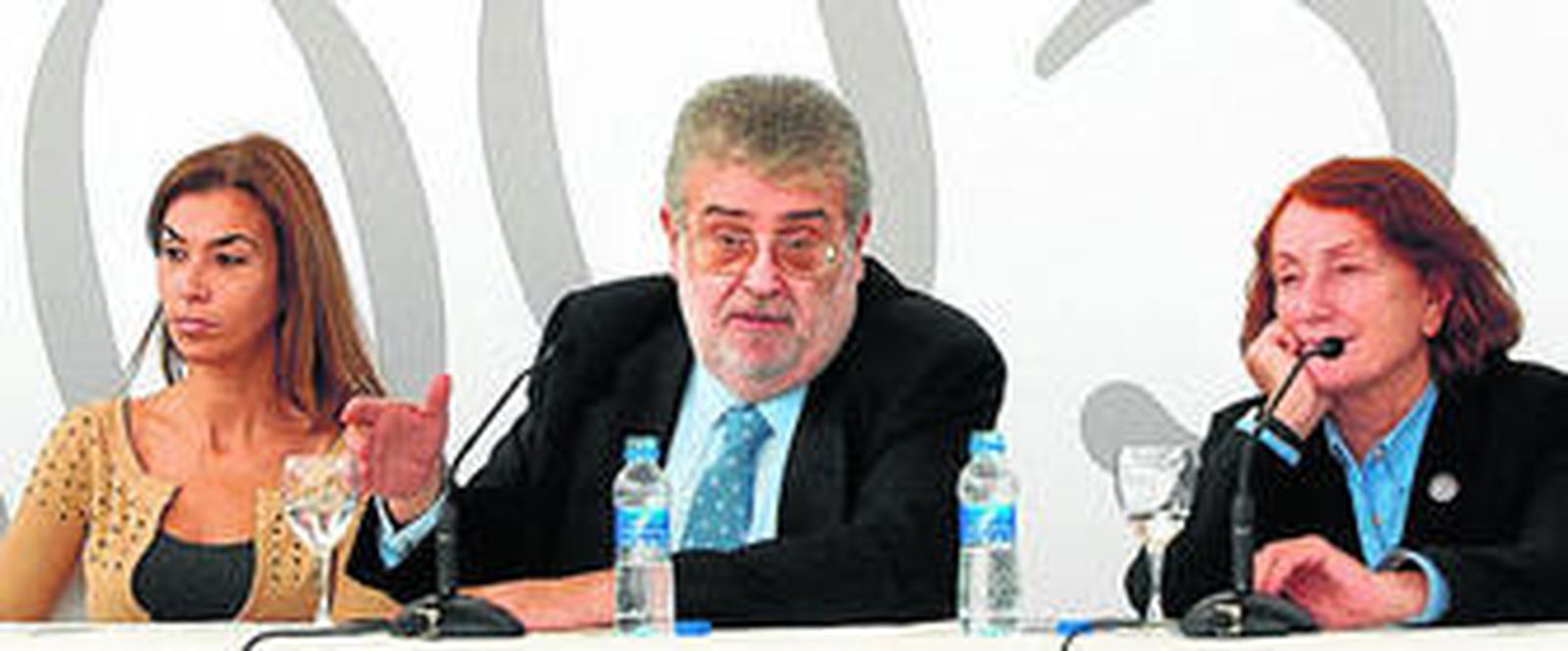 José Manuel Lara Bosch entre las autoras Carmen Posadas y Rosa Regàs, miembros del jurado del Premio Planeta.