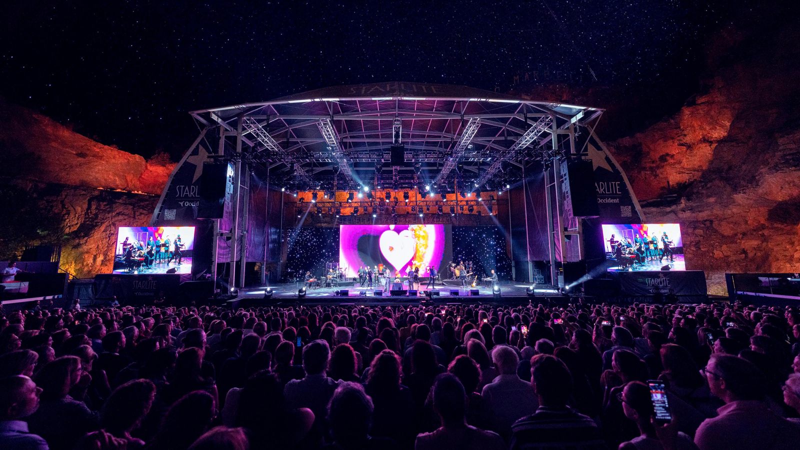 Público en el Festival Starlite durante el concierto de Pimpinela. Público en el Festival Starlite durante el concierto de Pimpinela.