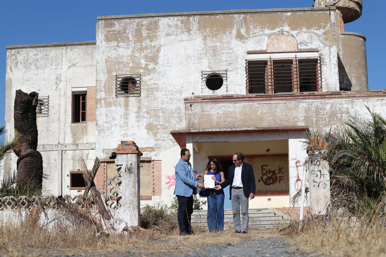Colocación simbólica de la Placa Docomomo al Chalet Plus Ultra.