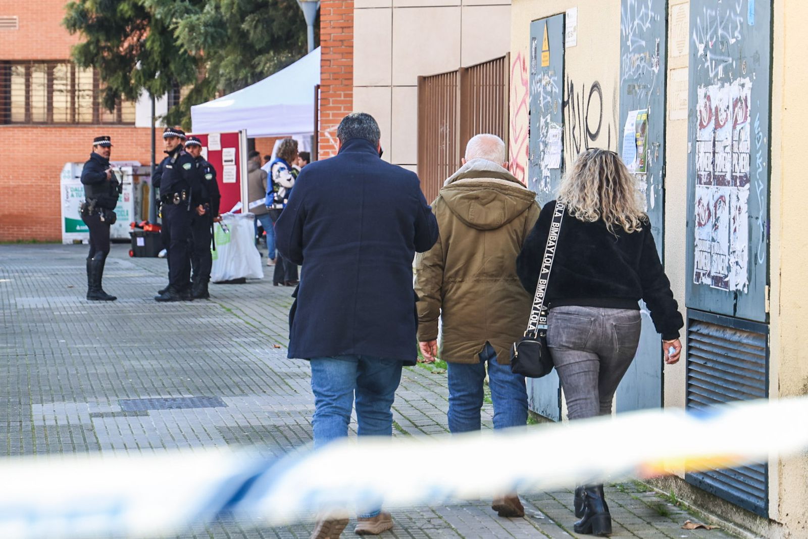 Varias personas acuden a buscar información sobre familiares y amigos que viajaban en el tren accidentado.