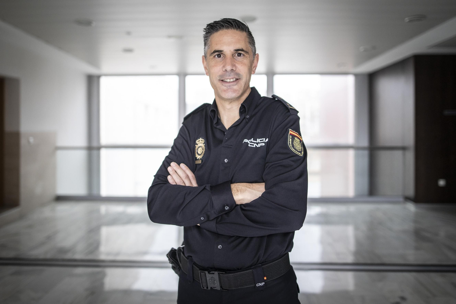 El inspector jefe de la UFAM en Granada, Miguel Nestares, posa en la entrevista con Granada Hoy.
