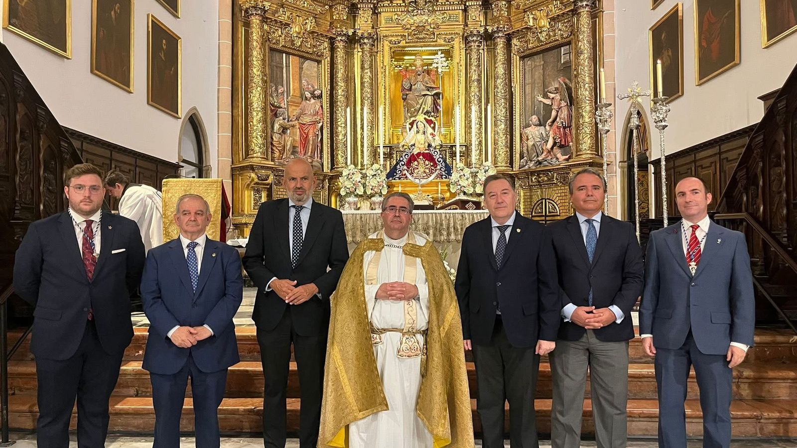 Fotografía de familia tras el acto de entrega