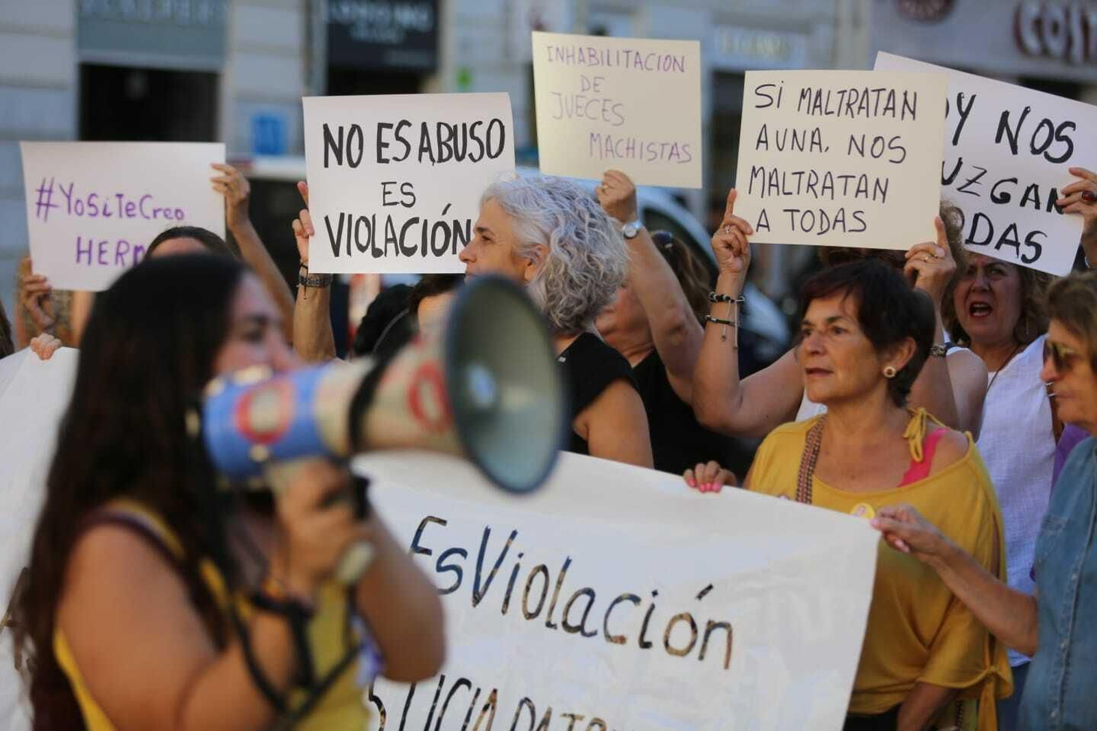 Manifestantes en la Plaza la Constitución este viernes.