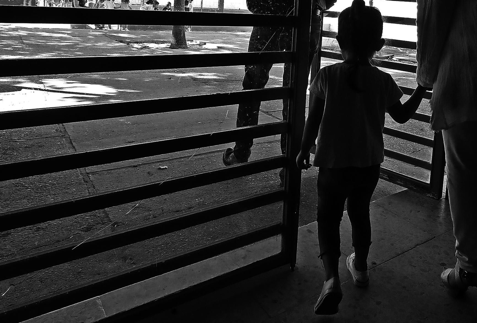 Una niña sale a un patio, en una imagen de archivo.
