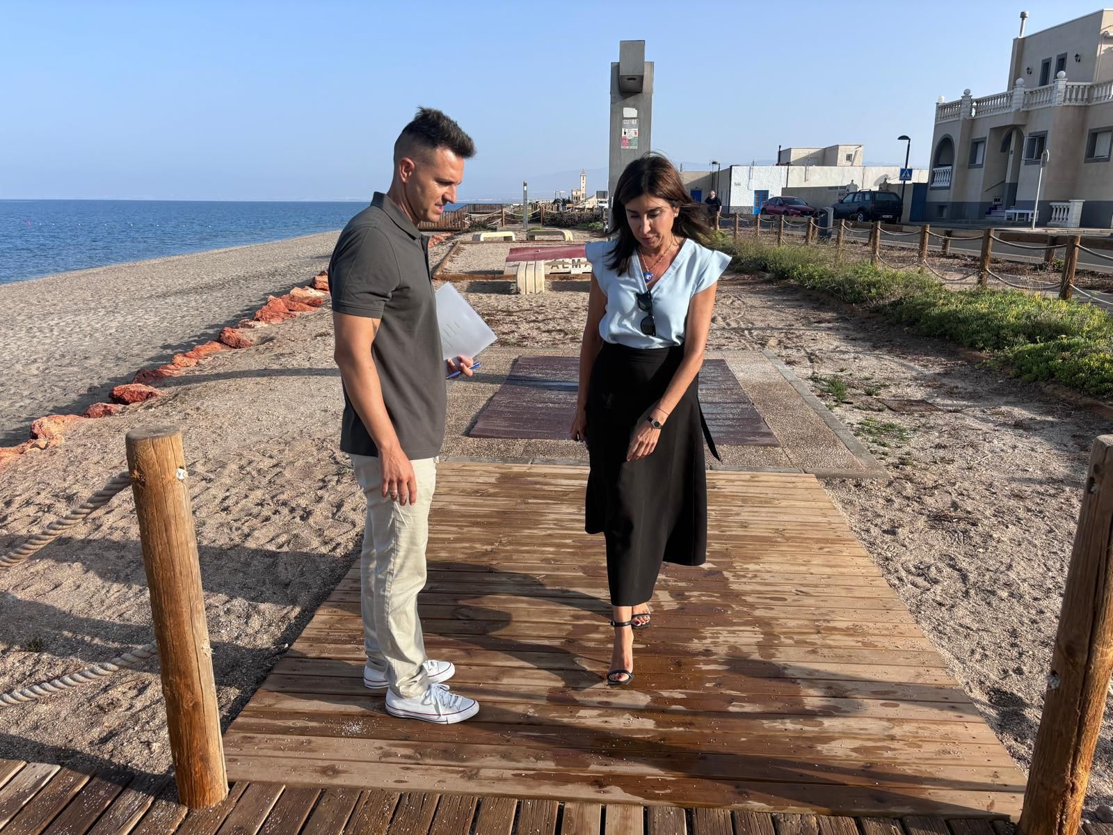 Sacramento Sánchez, en el paseo de madera de La Almadraba de Monteleva.