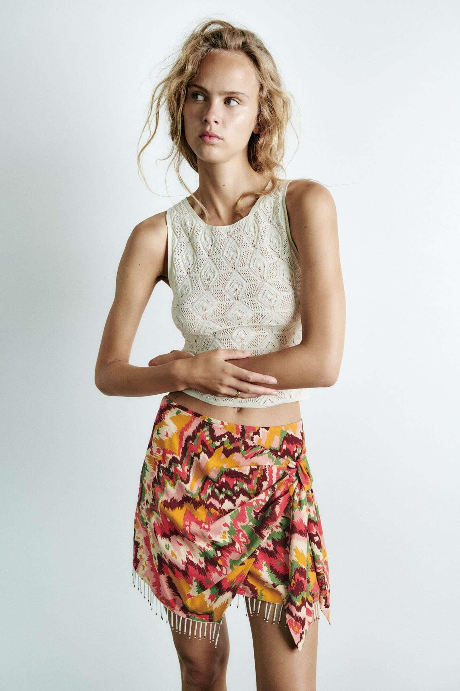 Falda pareo con abalorios de Zara.