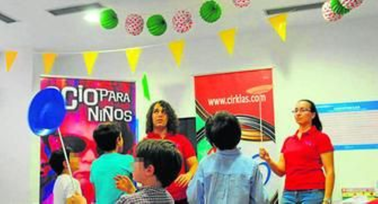 Taller de circo para niños en la ludoteca de la Feria.