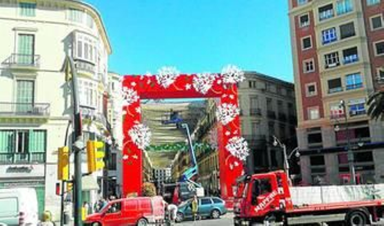 La portada de la calle Larios, ayer.