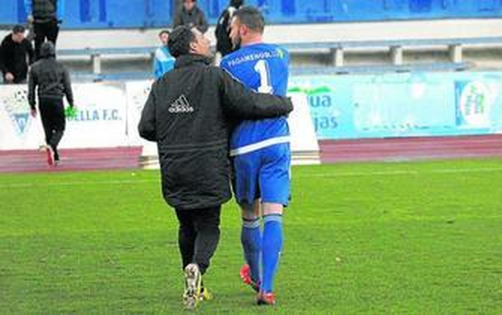 El preparador de porteros, José Mari Moreno, se lleva a Lolo Soler hacia el vestuario, el domingo en Marbella.