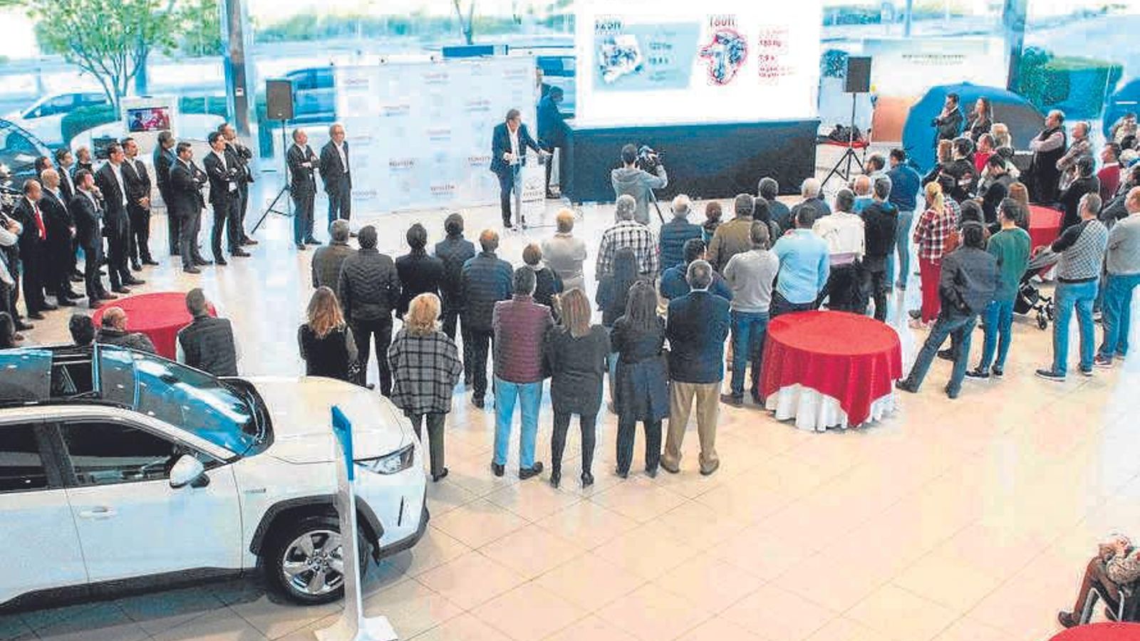 Decenas de personas se dieron cita durante el acto en las instalaciones del concesionario jerezano.