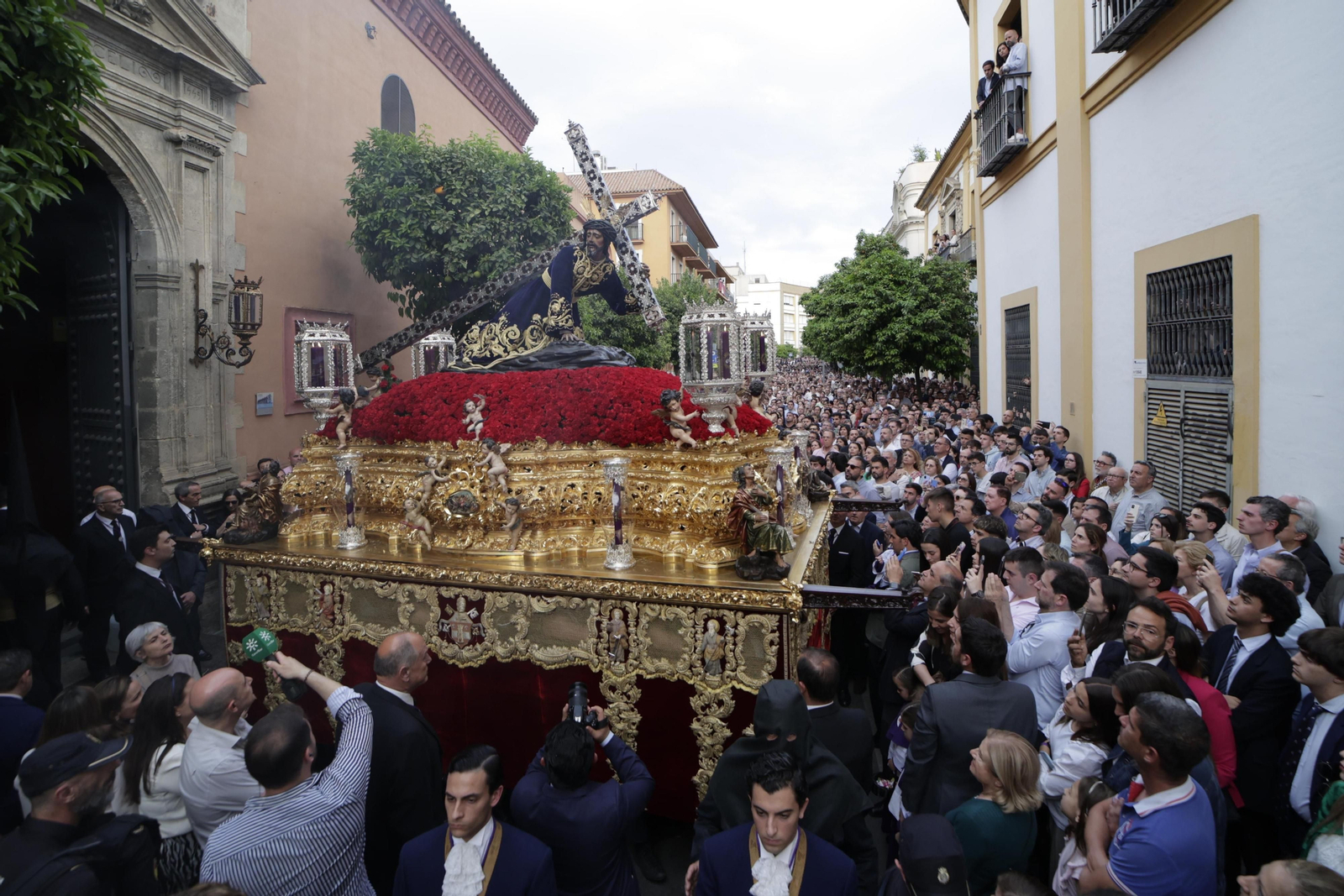La salida de la Hermandad de las Penas en imágenes