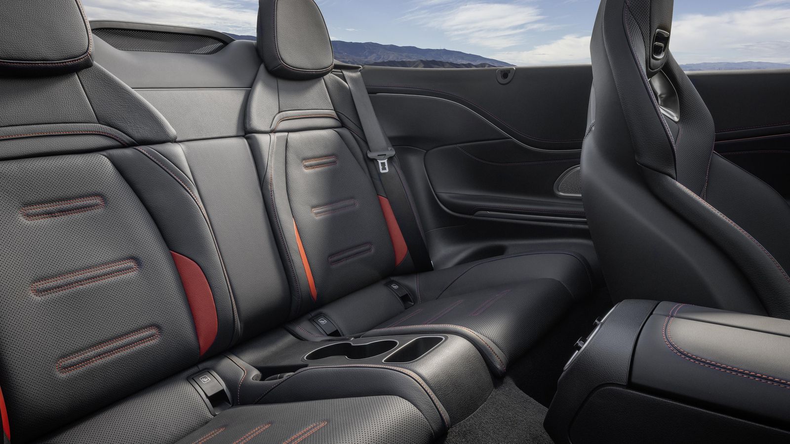 El cuero tiene un revestimiento que permite reflejar los rayos infrarrojos y, de ese modo, reducir la temperatura de la tapicería.